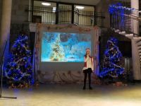 dziewczynka śpiewająca w świątecznej scenerii